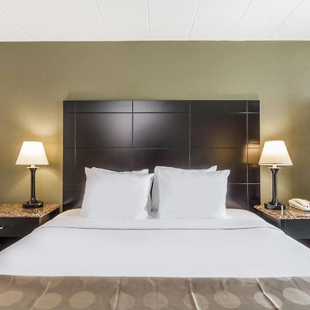 Hotel Ramada By Wyndham Newburgh/West Point Extérieur photo