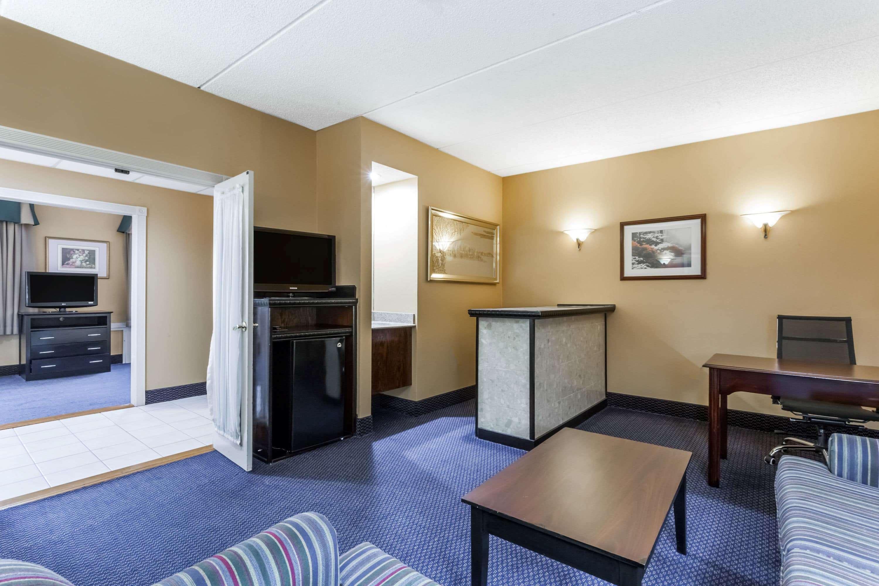Hotel Ramada By Wyndham Newburgh/West Point Extérieur photo