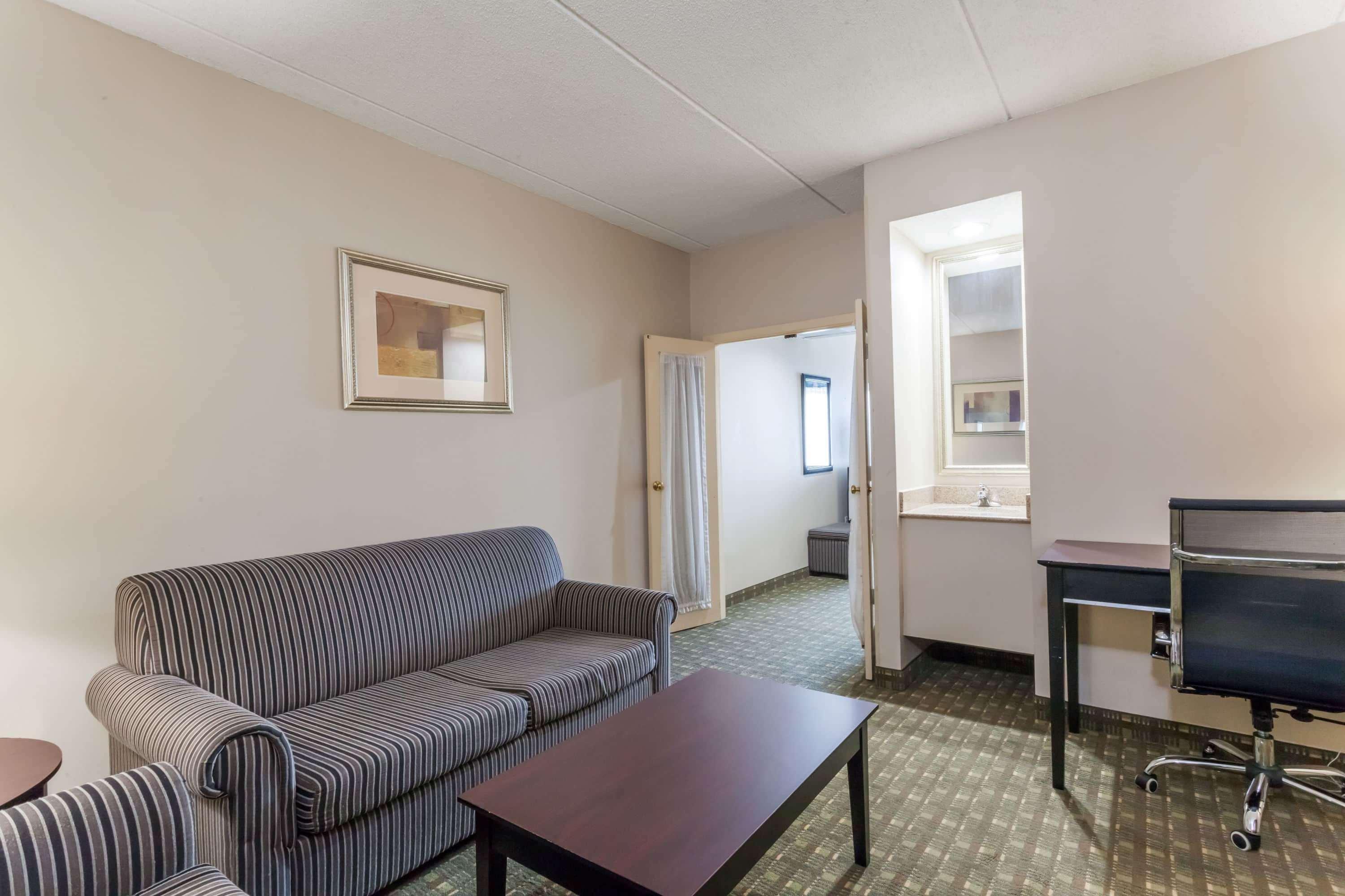 Hotel Ramada By Wyndham Newburgh/West Point Extérieur photo