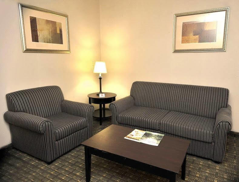Hotel Ramada By Wyndham Newburgh/West Point Extérieur photo